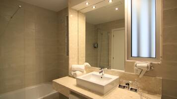 Articles de toilette gratuits, sĂšche-cheveux, serviettes fournies