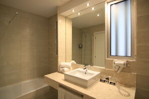 Articles de toilette gratuits, sèche-cheveux, serviettes fournies