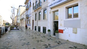 A building with a sign reading "LISBON CITYAPARTS & SUITES".
