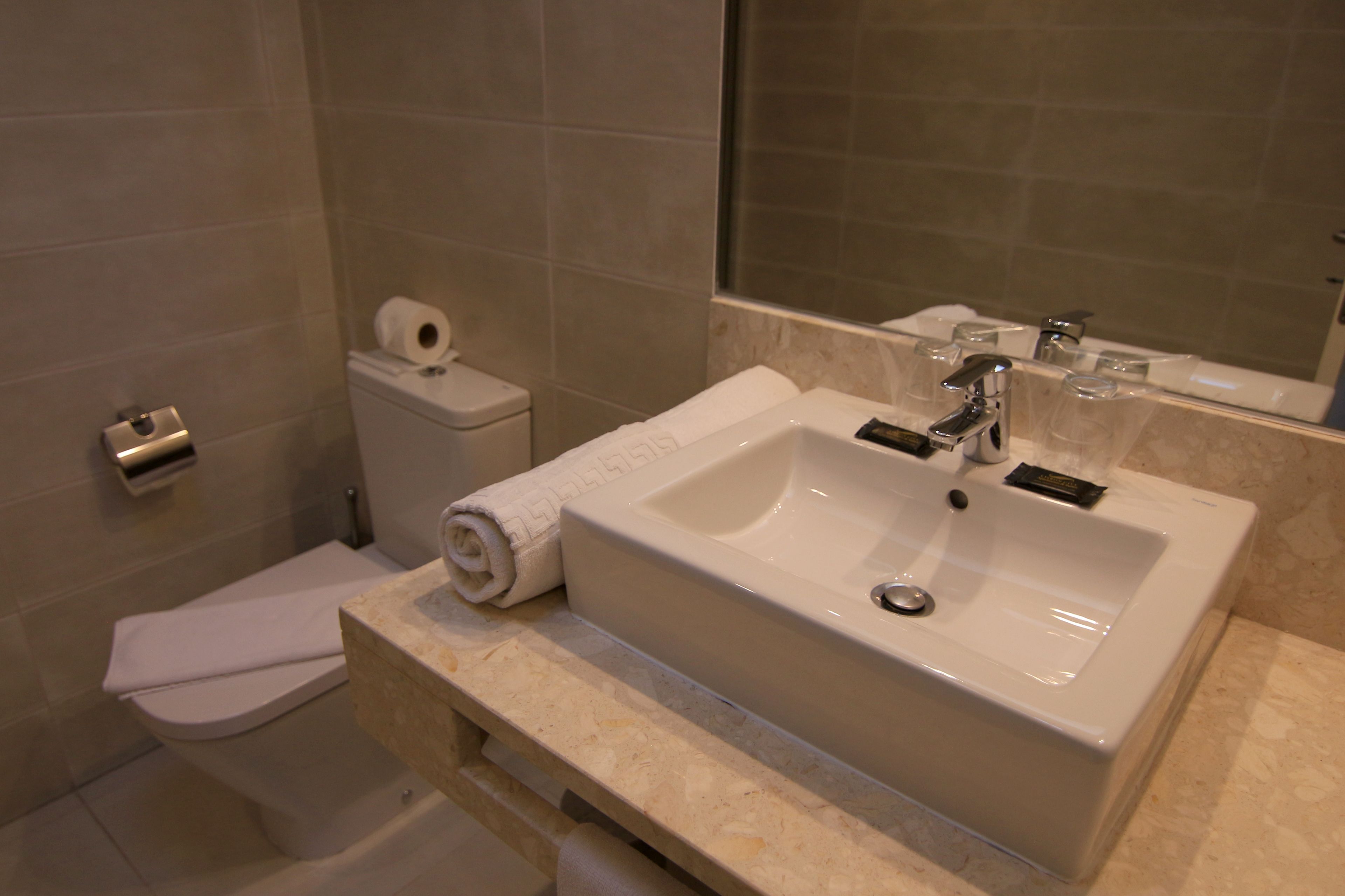 twin room without kitchenette | bathroom sink