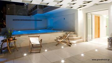 Outdoor pool, sun loungers