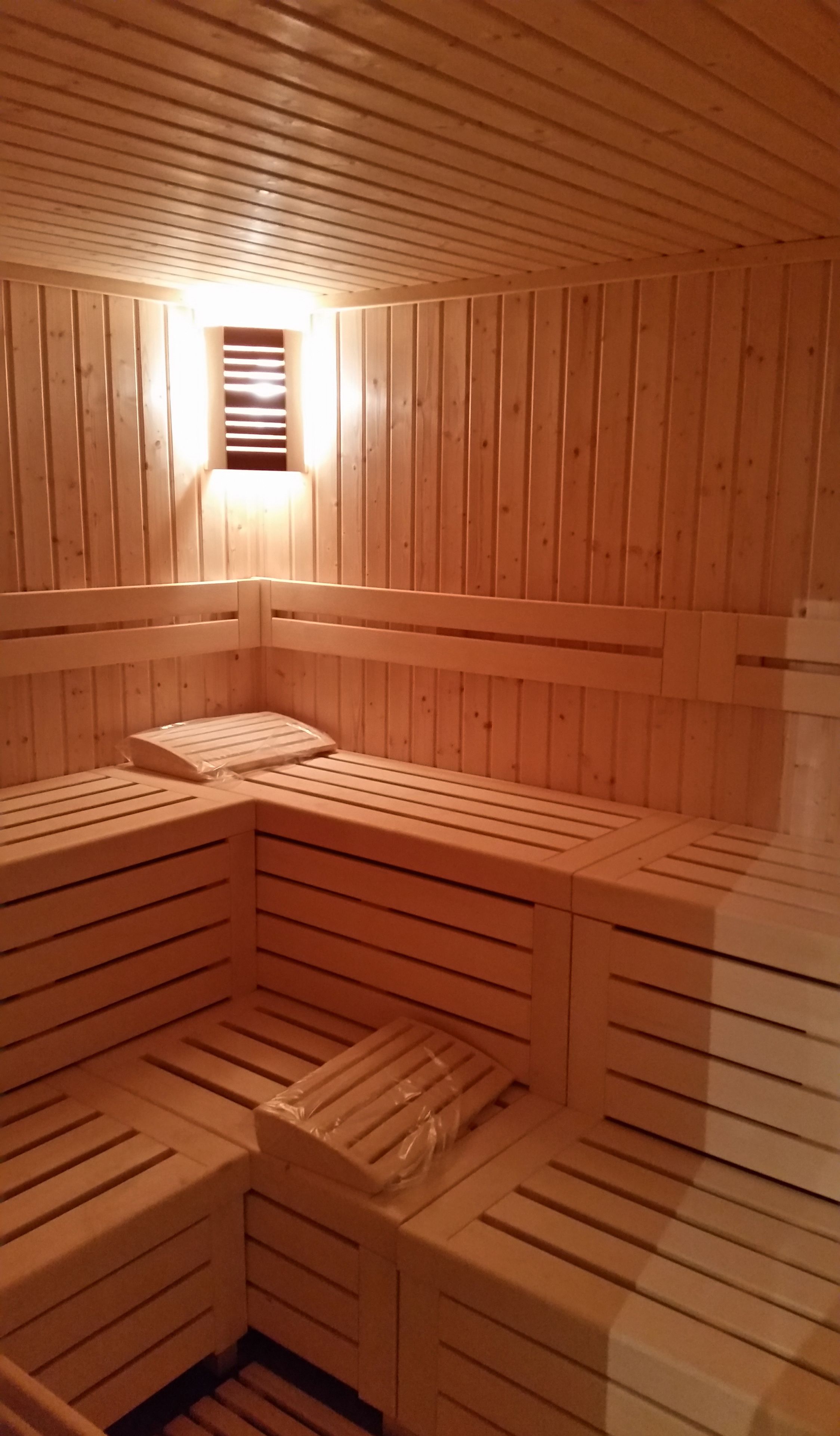 sauna, steam room, turkish bath/hammam, deep-tissue massages