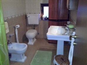 Traditional Apartment, 1 Bedroom, Sea View | Bathroom - A casa da Paola bed & relax (Castelmola)