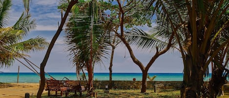 Beach front bungalow with ocean view | Premium bedding, minibar, in-room safe, desk
