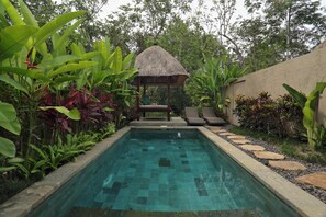 Pool Villa with Jungle View and Complimentary Afternoon Tea (Free 1x Floating Breakfast or Minibar) | 1 ห้องนอน, เครื่องนอนระดับพรีเมียม, มินิบาร์, ตู้นิรภัยในห้องพัก