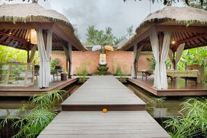 Couples treatment room(s), body treatments, aromatherapy, body scrubs
