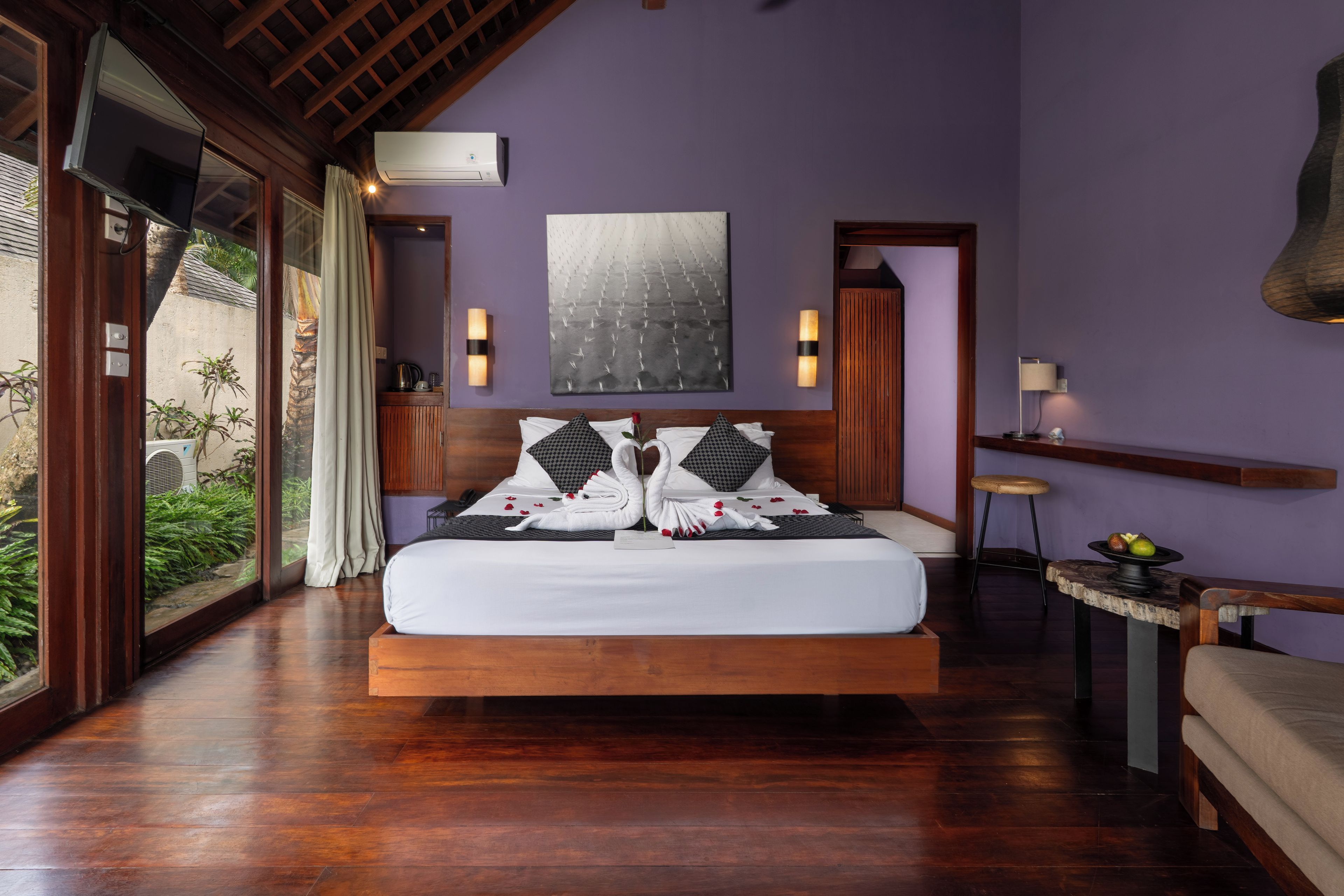 Une chambre d’hôtel dotée d’un grand lit, offrant une vue sur la verdure et présentant un design moderne.