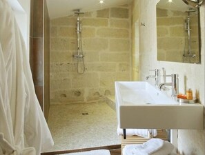Triple Room, Private Bathroom (SUITE 83) | Bathroom - La Maison Rouge D'uzes (Uzès)