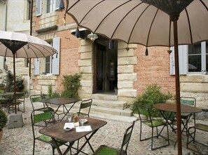 Outdoor dining - La Maison Rouge D'uzes (Uzès)