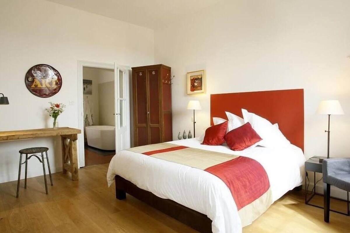 Double Room, Private Bathroom, Garden View (CHAMBRE ROUGE)