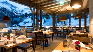 Aperto a colazione e pranzo, cucina regionale, con tavoli all'aperto