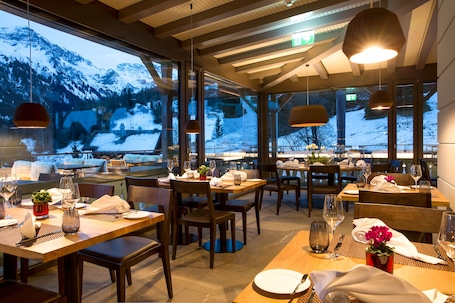 供应早餐、午餐和晚餐,地区菜,室外就餐