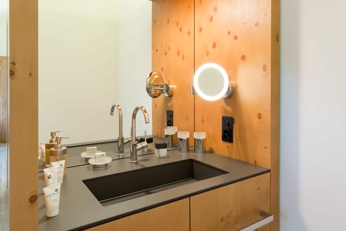 classic double room, mountain view | bathroom | free toiletries, hair dryer, bathrobes, slippers