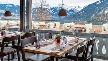 朝食、ランチ、ディナーに営業 (郷土料理、屋外席)