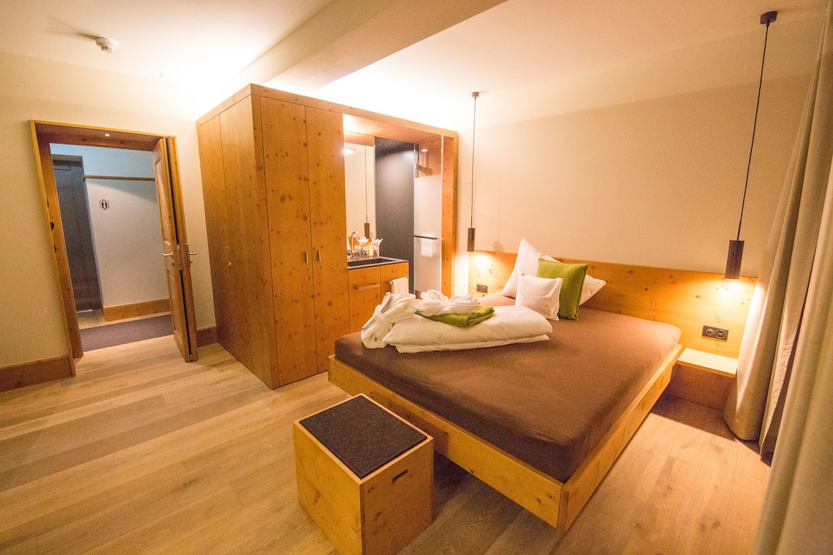 superior double room, balcony, mountain view | premium bedding, in-room safe, desk, laptop workspace