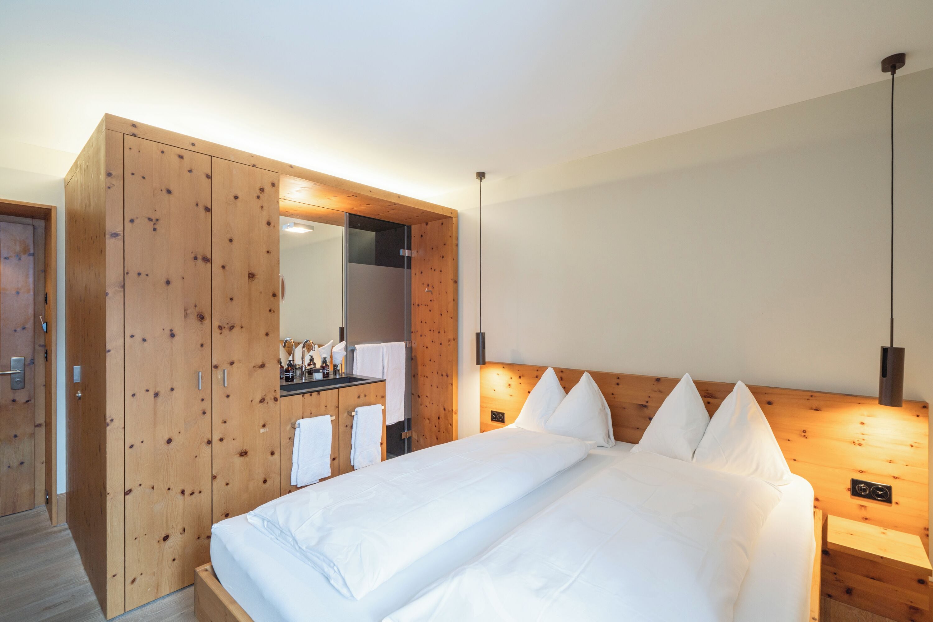 Kamar Double Klasik, pemandangan gunung | Seprai premium, brankas, meja kerja, dan ruang kerja ramah laptop