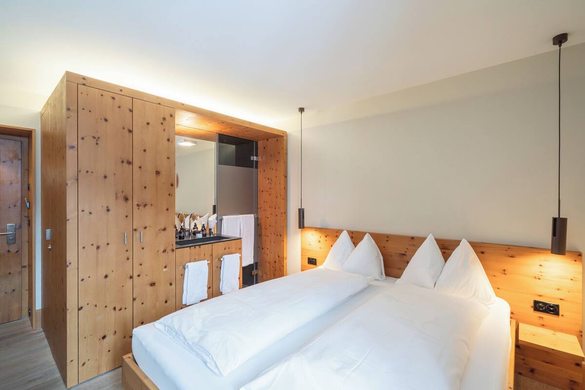 ห้องคลาสสิกดับเบิล, วิวภูเขา | เครื่องนอนระดับพรีเมียม, ตู้นิรภัย ในห้องพัก, โต๊ะทำงาน