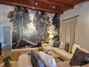 Oak Cottage 1 | Living area | 32-cm flat-screen TV with satellite channels, TV - Webersburg Wine Estate (Stellenbosch)