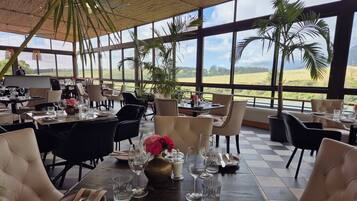 Aperto a colazione, cucina internazionale, con vista sul giardino