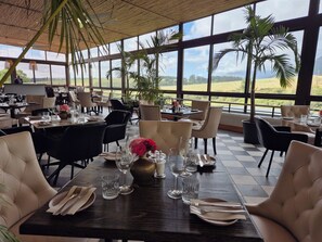 Petit déjeuner et déjeuner servis sur place, vue sur le jardin 