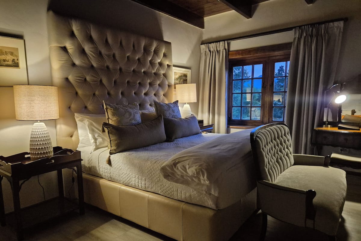 Camera Deluxe, 1 letto king, vista giardino | Una cassaforte in camera, una scrivania, ferro/asse da stiro