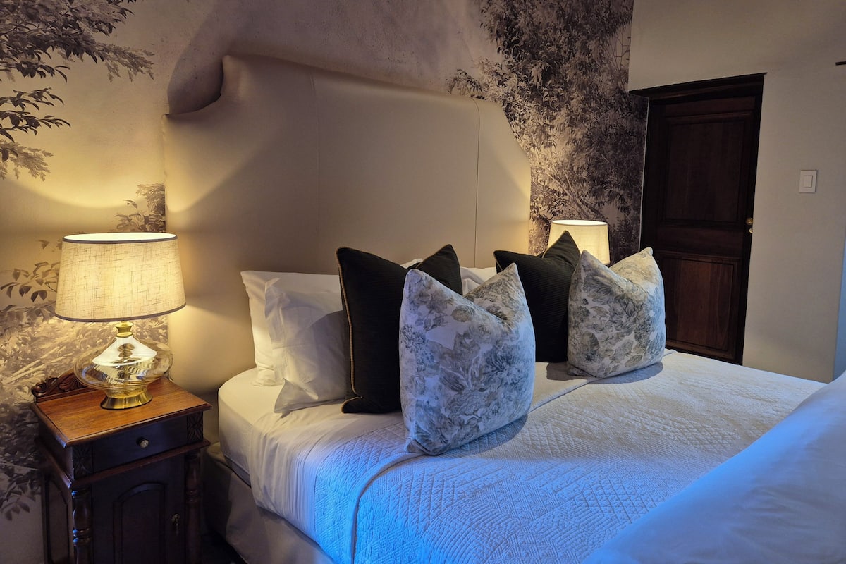 Camera Deluxe, vista giardino | Una cassaforte in camera, una scrivania, ferro/asse da stiro