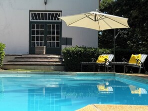 Piscine extérieure, chaises longues