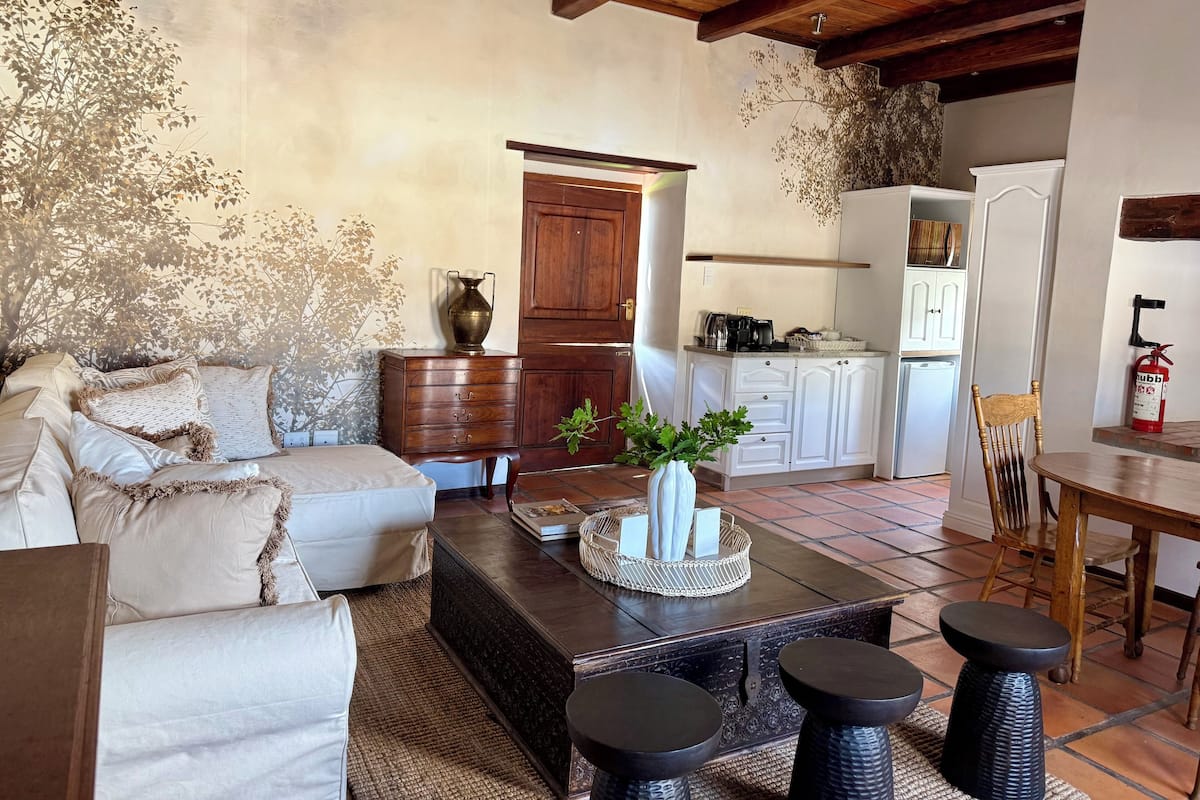 Suite familiare | Area soggiorno | TV a schermo piatto 32 cm con canali satellitari, TV