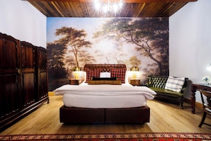 Manor House room 2 | In-room safe, desk, iron/ironing board, free WiFi - Webersburg Wine Estate (Stellenbosch)