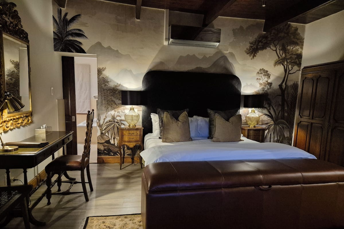 Camera Deluxe | Una cassaforte in camera, una scrivania, ferro/asse da stiro