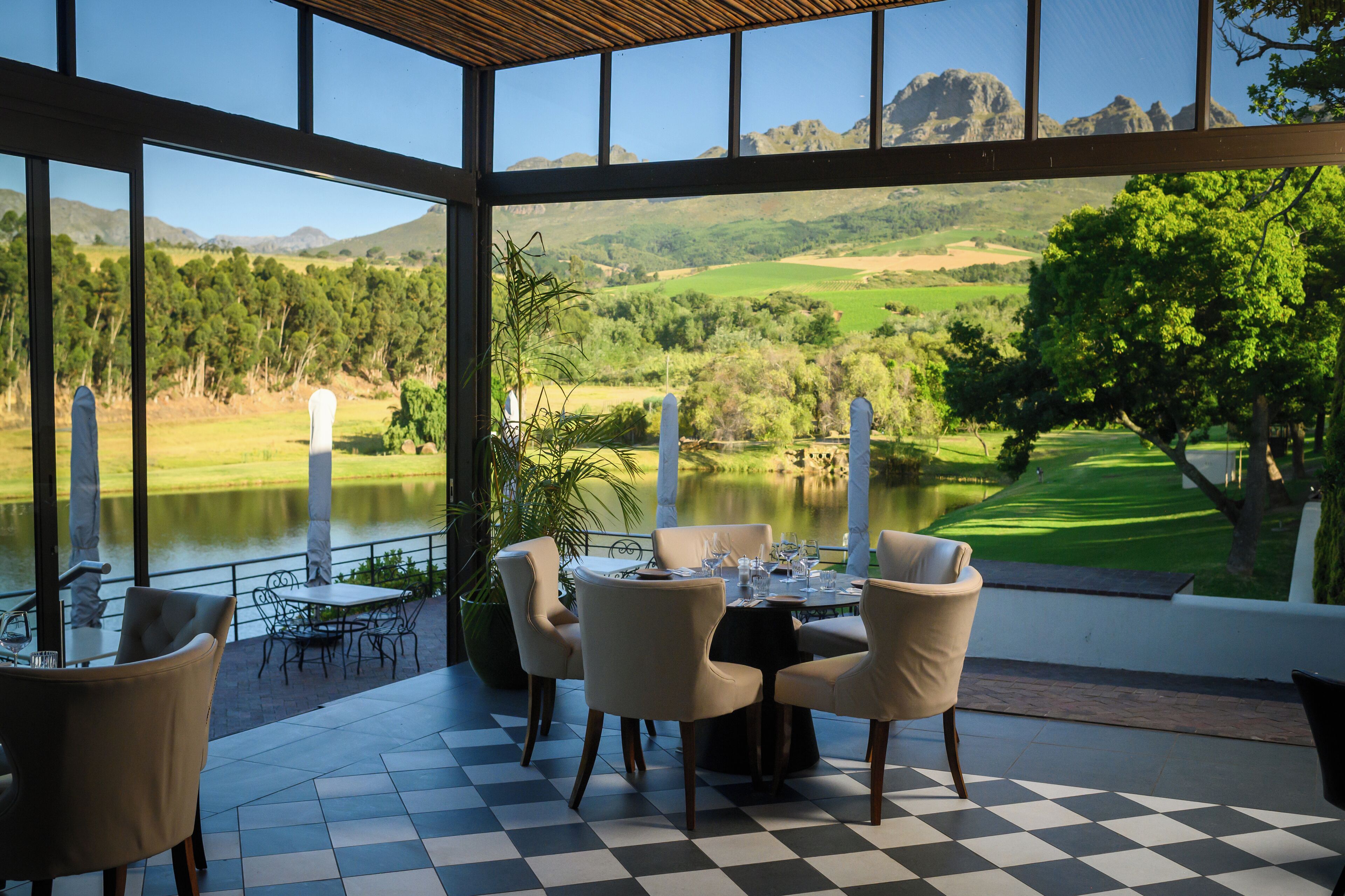 Petit déjeuner et déjeuner servis sur place, vue sur le jardin 