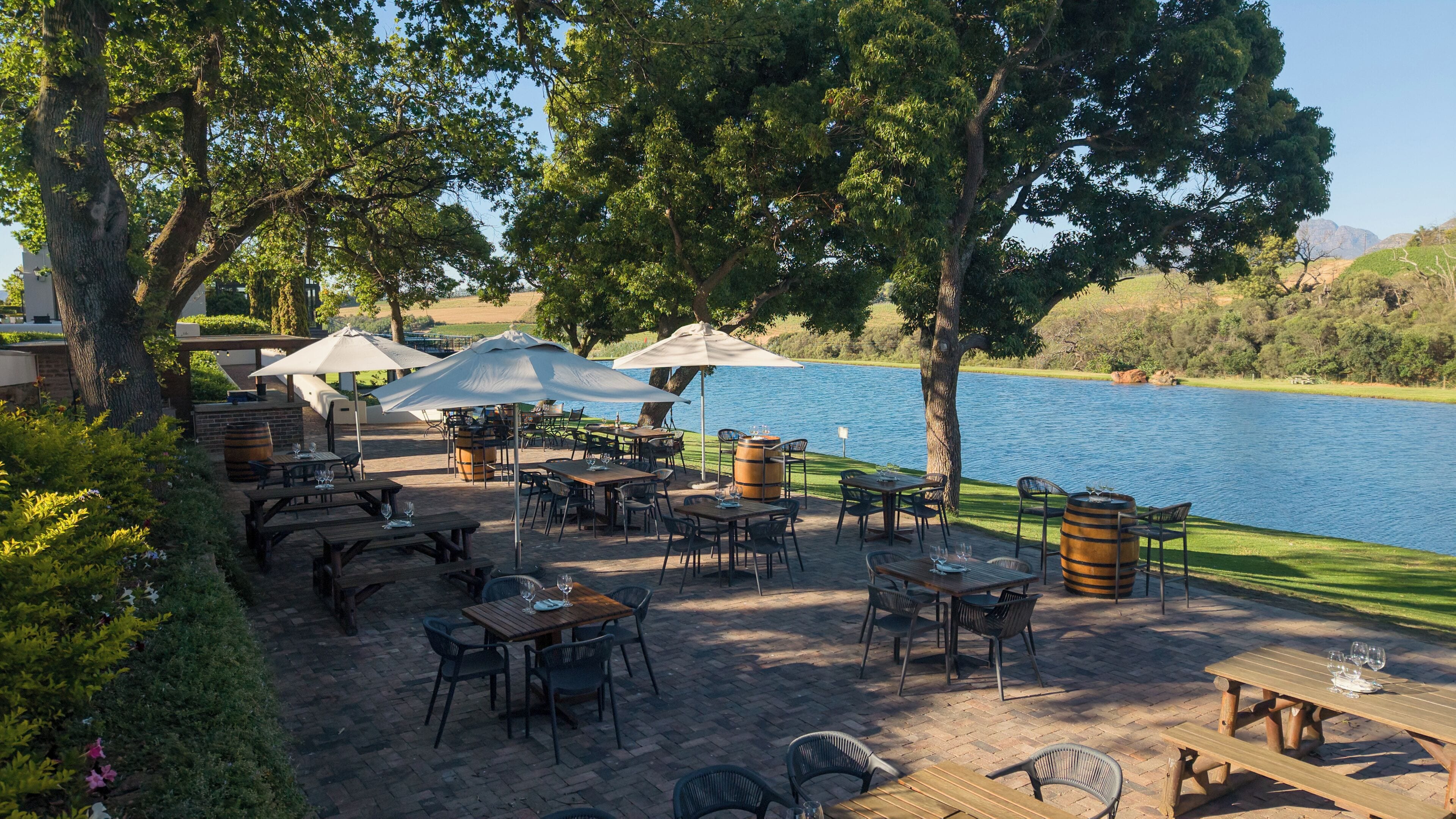 Se sirven desayunos y cocina internacional, con vista al jardín 