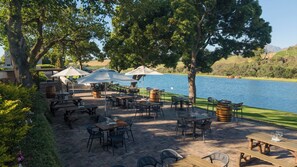 供應早餐、午餐；多國菜；園景