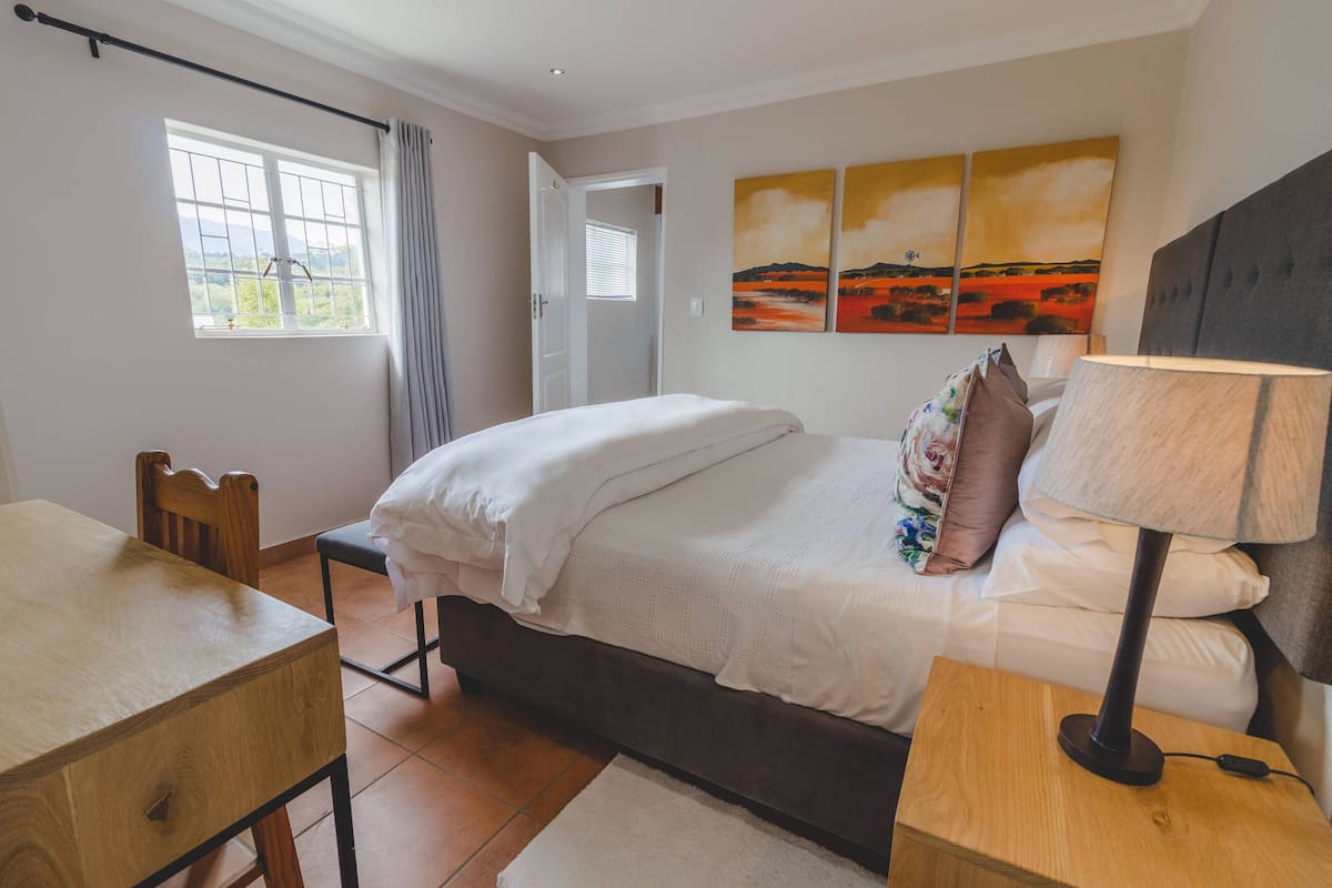 Una cassaforte in camera, una scrivania, ferro/asse da stiro