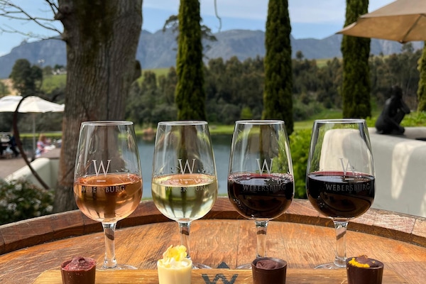 Ofereix vistes al jardí i s'hi serveixen esmorzars i dinars