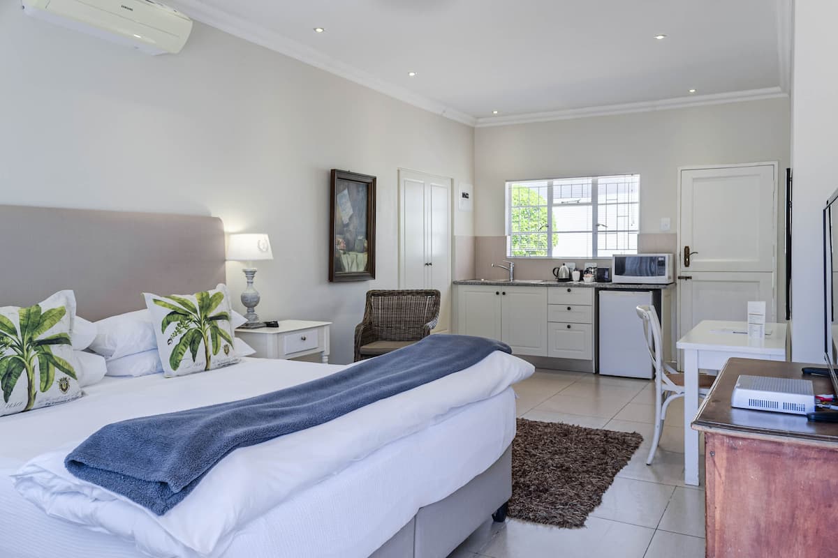 Una cassaforte in camera, una scrivania, ferro/asse da stiro