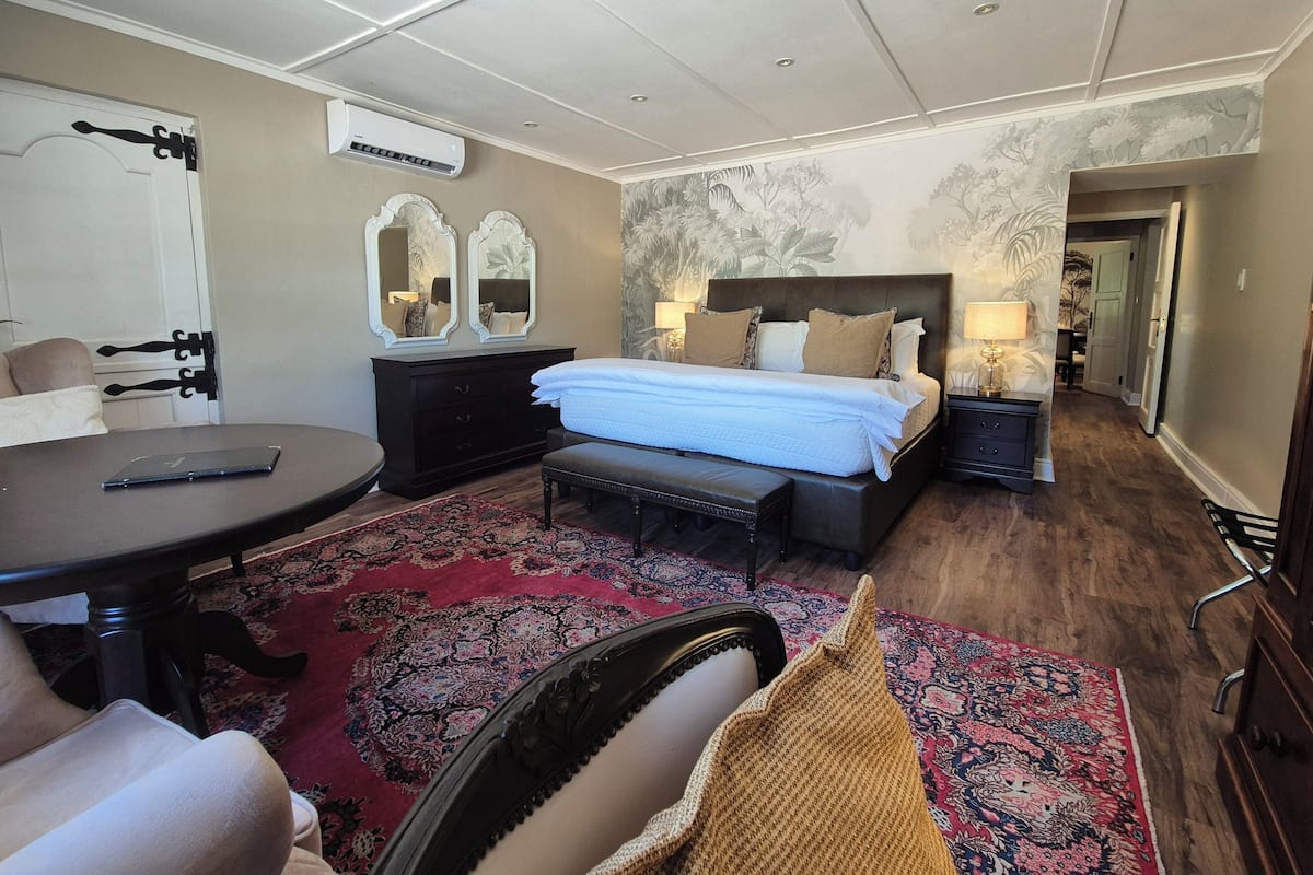 Cottage Deluxe | Una cassaforte in camera, una scrivania, ferro/asse da stiro