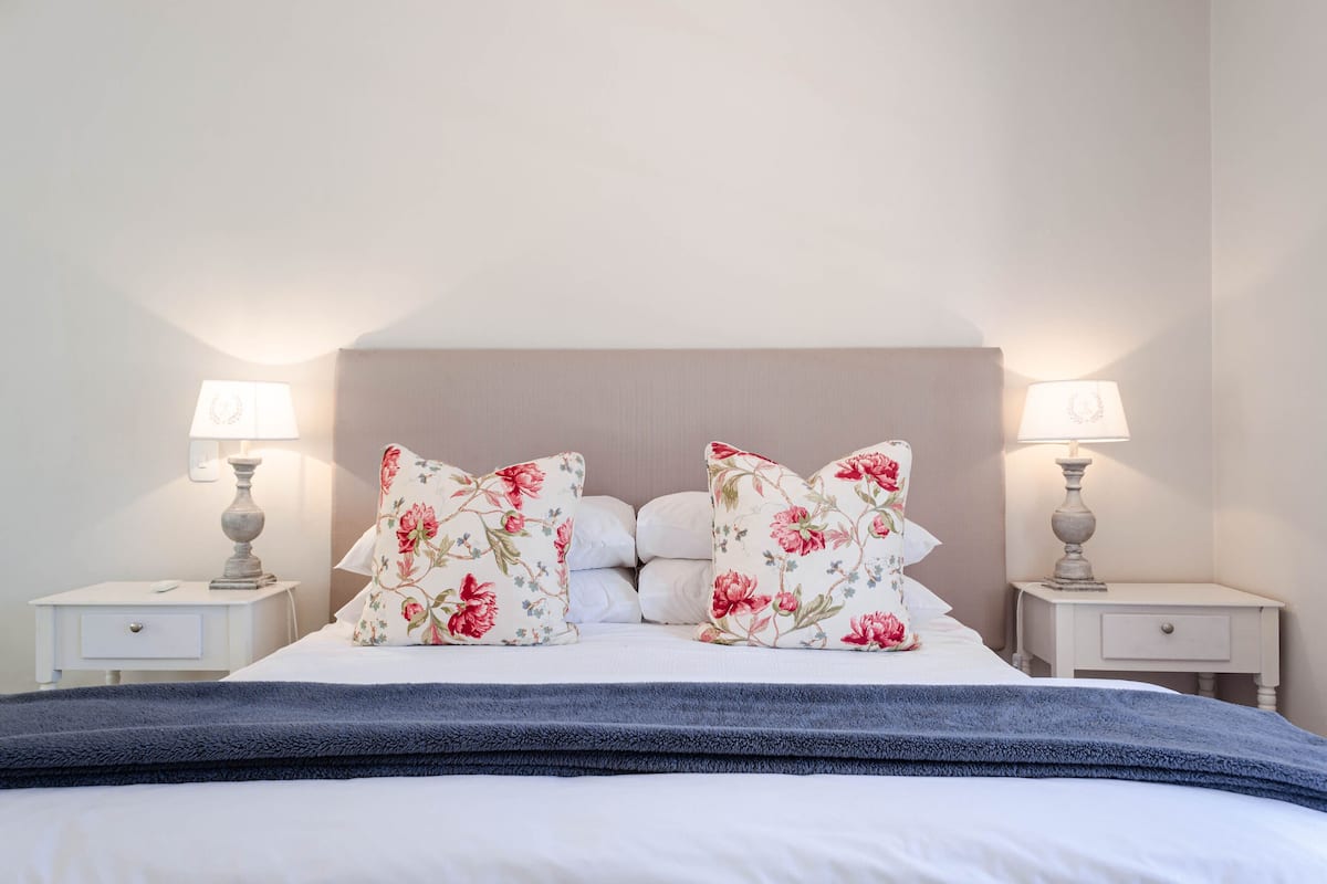 Una cassaforte in camera, una scrivania, ferro/asse da stiro