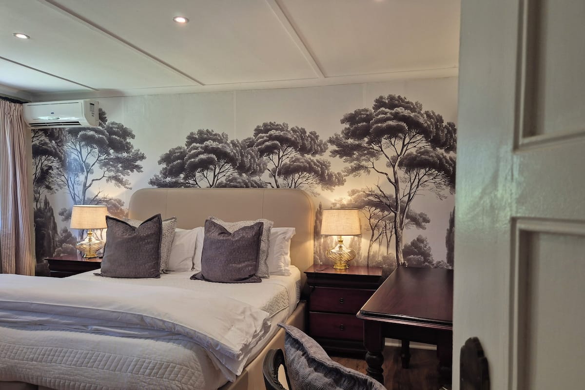 Vineyard Cottage 11 | Una cassaforte in camera, una scrivania, ferro/asse da stiro