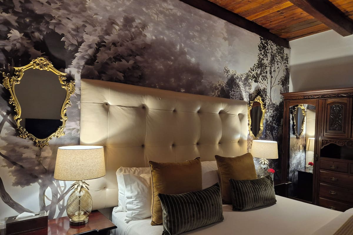 Camera Deluxe, 1 letto king, vista giardino | Una cassaforte in camera, una scrivania, ferro/asse da stiro