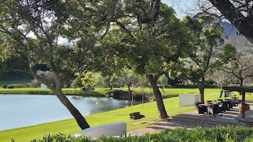 Petit déjeuner et déjeuner servis sur place, vue sur le jardin