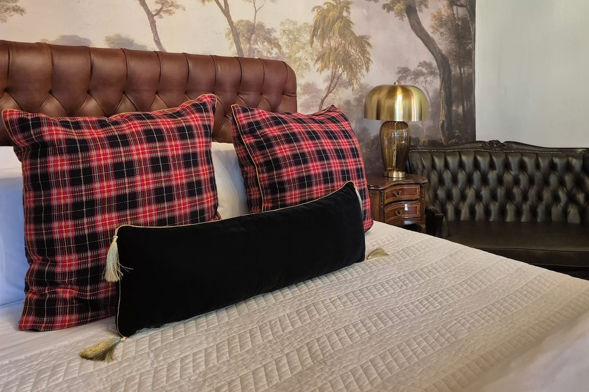 Una cassaforte in camera, una scrivania, ferro/asse da stiro