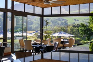 供應早餐、午餐；多國菜；園景