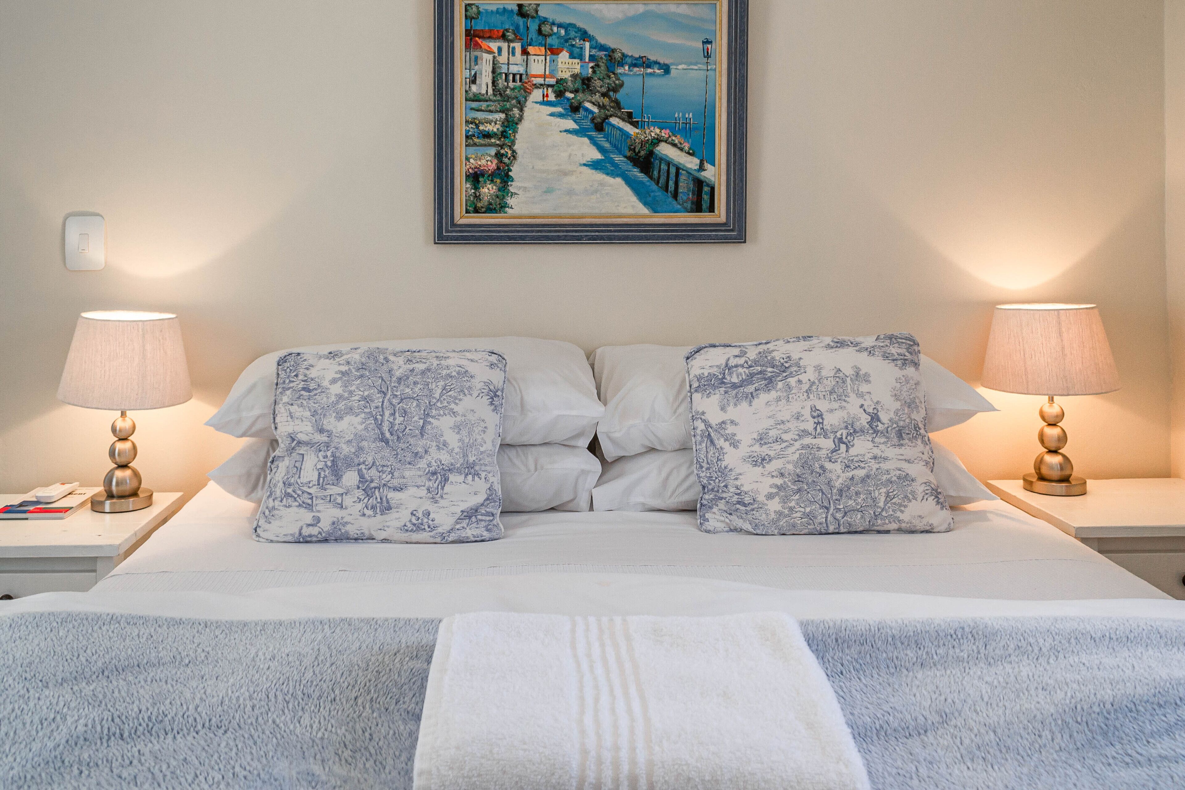 Coffres-forts dans les chambres, bureau, fer et planche à repasser