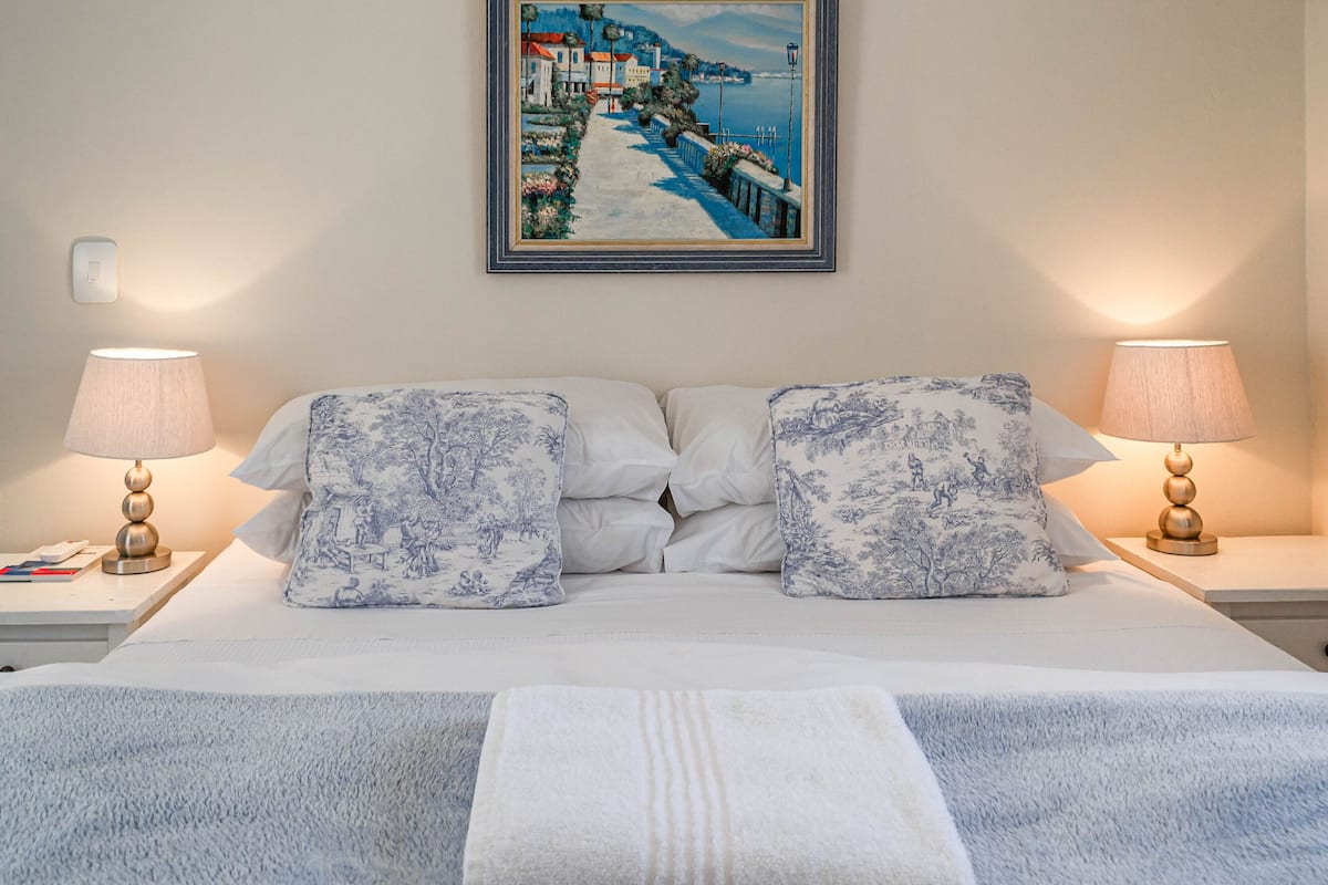 Una cassaforte in camera, una scrivania, ferro/asse da stiro