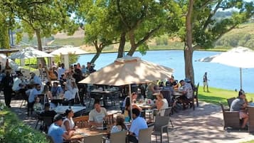 Se sirven desayunos y cocina internacional, con vista al jardín
