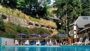 Piscine extérieure (ouverte en saison), parasols de plage