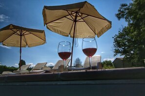 Piscine extérieure, parasols de plage, chaises longues