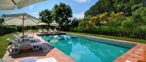 Utendørsbasseng, bassengparasoller og solsenger