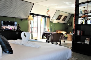Deluxe Suite, 1 King Bed, Sea View
